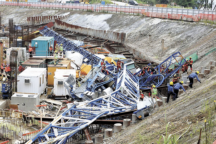 ◆香港近年接連發生地盤意外，令社會關注建造業施工安全問題，業界正推動建立一個地盤安全記分制。圖為去年9月安達臣道塌天秤釀3死6傷意外。 資料圖片