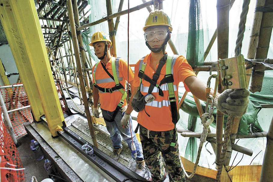 ◆地盤前線人員要承擔責任，做好安全措施。圖為商會展示高處工作安全示範。 資料圖片