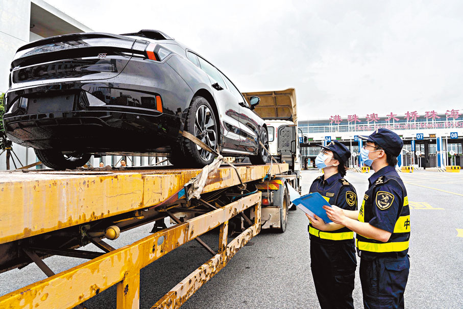 ◆港澳是新能源產業「走出去」拓展海外市場的前哨站。圖為港珠澳大橋海關關員查驗出口新能源汽車。香港文匯報珠海傳真