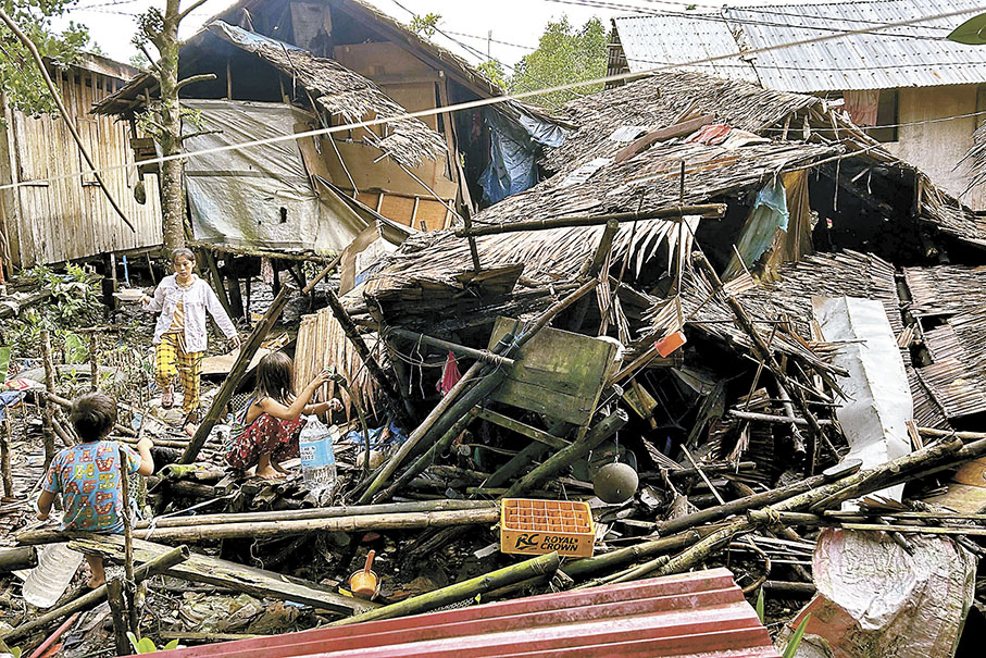 ◆菲律賓希納圖安鎮的房屋在地震中倒塌。 法新社