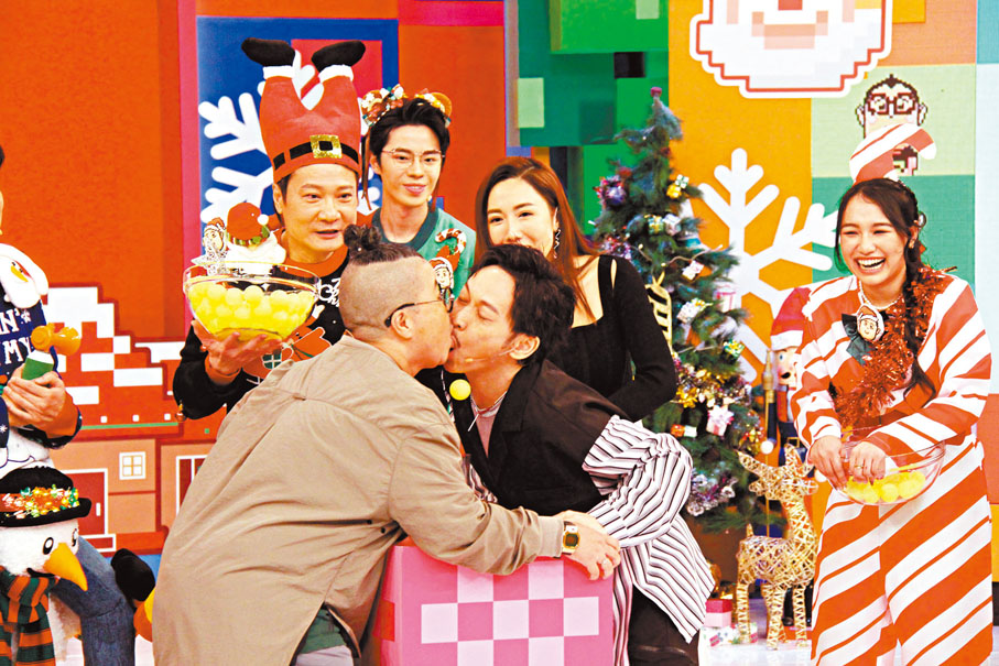 ◆路芙與鄧智堅互啜乒乓波時，不慎嘴對嘴。