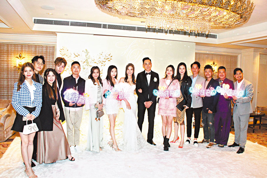 ◆燈牌主意由吳若希(右五)提出。