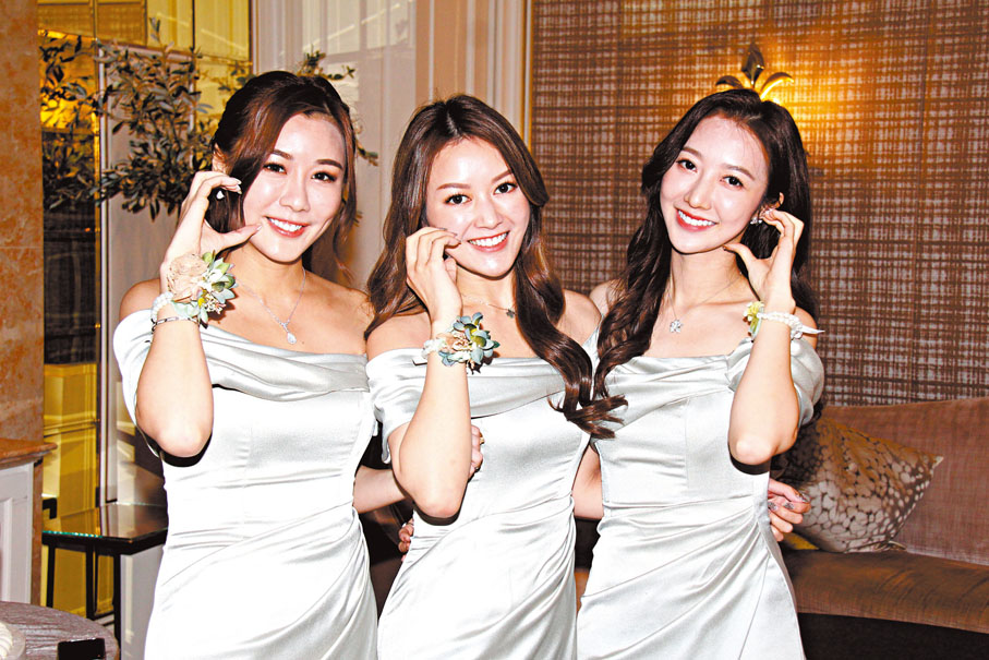 ◆右起：何依婷、鍾晴和陳詩欣是姊妹團成員。