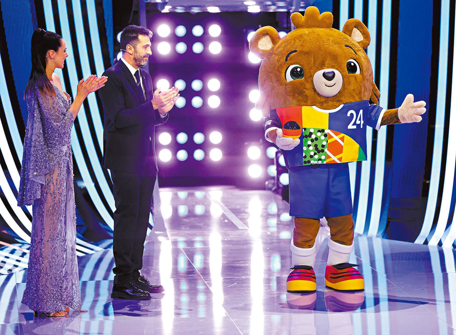 ◆明年歐國盃吉祥物（右）登場。  法新社