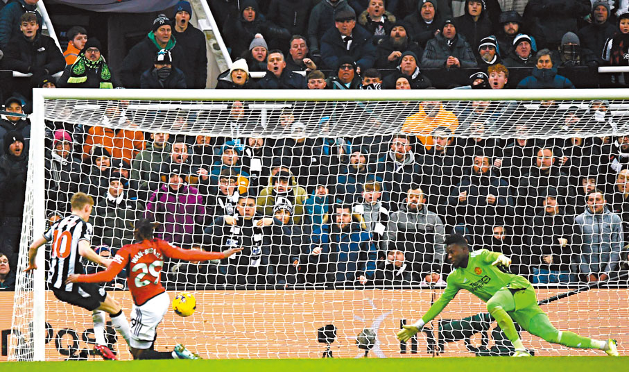 ◆哥頓（左）替紐卡素奠勝。  法新社