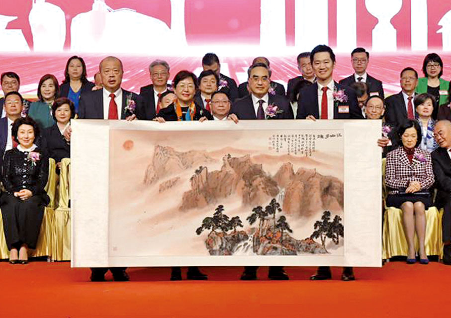 ◆廈門市政協主席魏克良（右二）、廈門市政協副主席國桂榮（左二）贈送禮品國畫《江山多嬌》於香港廈門聯誼總會，理事長李冠華（右一）監事長洪頂超（左一）代表接受。