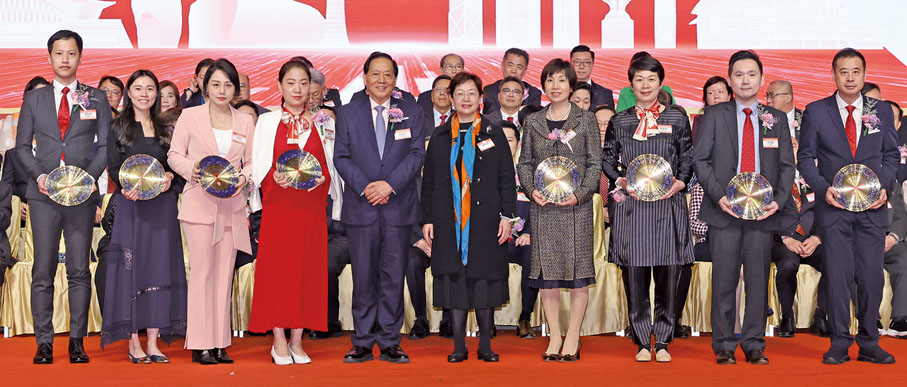 ◆全國政協常委、香港福建社團聯會榮譽主席吳良好（左五），廈門市政協副主席國桂榮（左六）頒發選任證書予第十六屆副理事長。