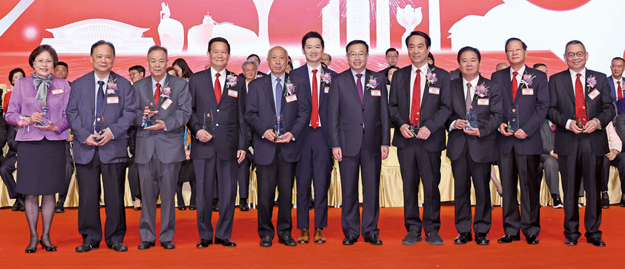 ◆中央政府駐港聯絡辦副主任何靖（右五）、第十六屆理事長李冠華（中）贈送紀念品予一眾永遠榮譽會長。