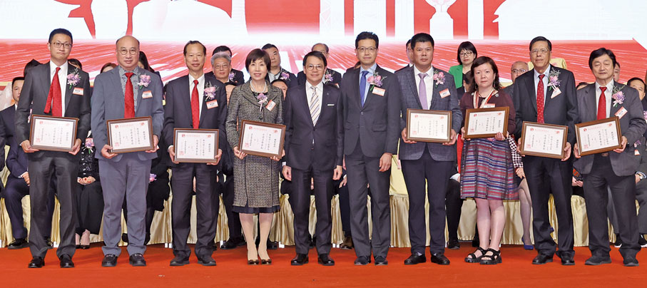 ◆全國人大代表、工聯會會長吳秋北（右五），香港行政立法兩會成員、民建聯主席陳克勤（右六）頒發聘書予第十六屆新增永遠名譽會長、名譽會長。