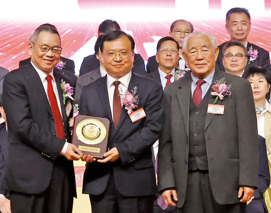 ◆外交部駐港特派員公署副特派員方建明（中）、香港福建社團聯會榮譽主席林廣兆（右）頒發感謝狀予第十四屆、十五屆理事長楊毅融（左）。