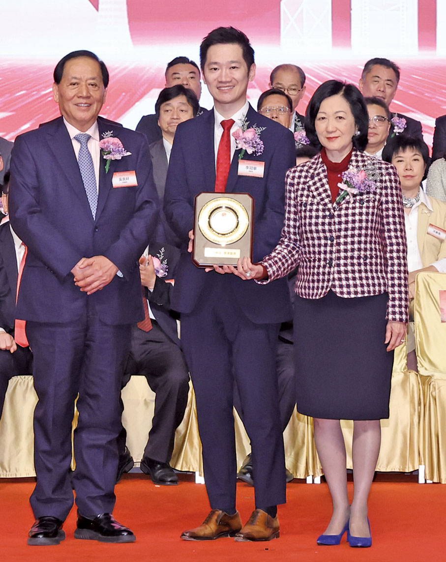 ◆香港行政會議召集人、立法會議員葉劉淑儀（右），全國政協常委、香港福建社團聯會榮譽主席吳良好（左）頒發感謝狀予第十四屆、十五屆監事長李冠華（中）。