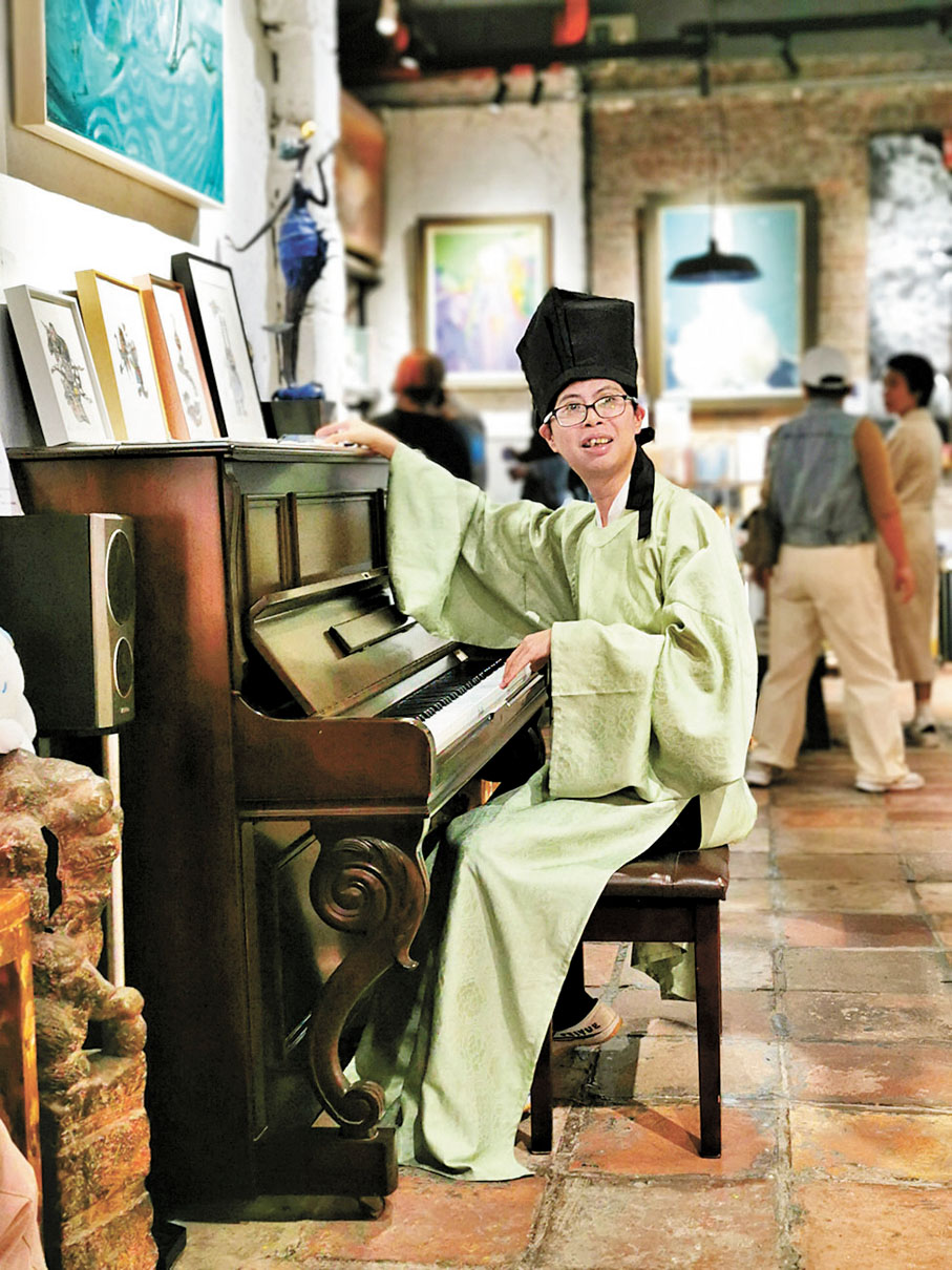 ◆資深藝術行政人員徐浩華與其他香港文化界人士來到龍崗大芬油畫村體驗。