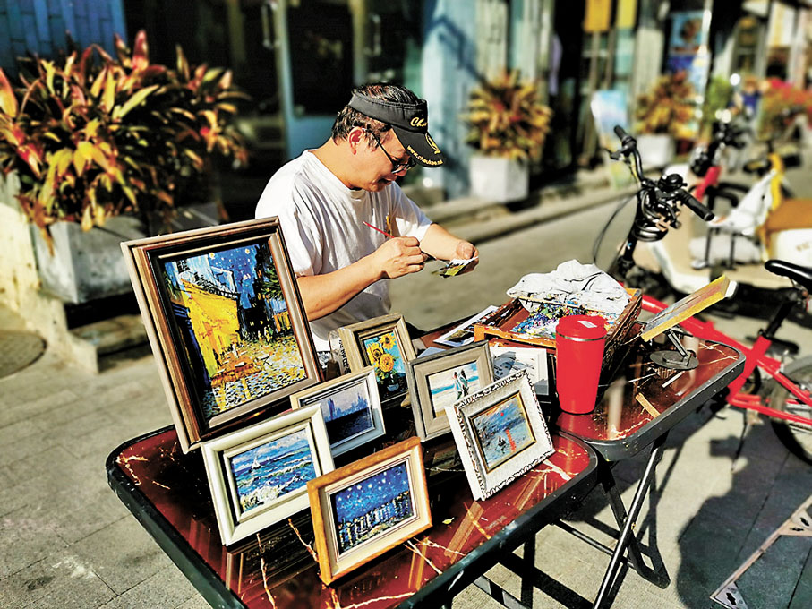◆大芬油畫村有不少畫家都跟上時代步伐走出畫室。