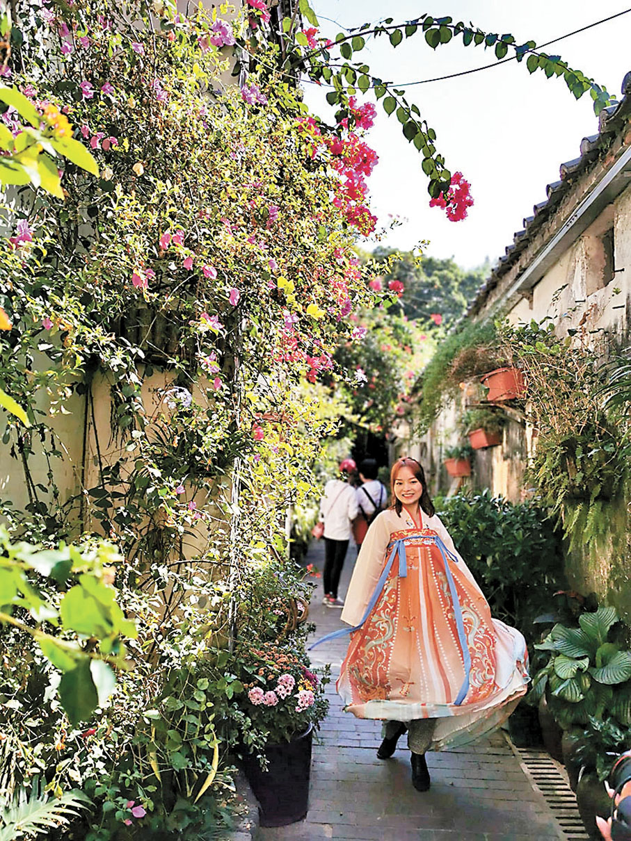 ◆網紅租華服在龍崗甘坑古鎮穿越古代。