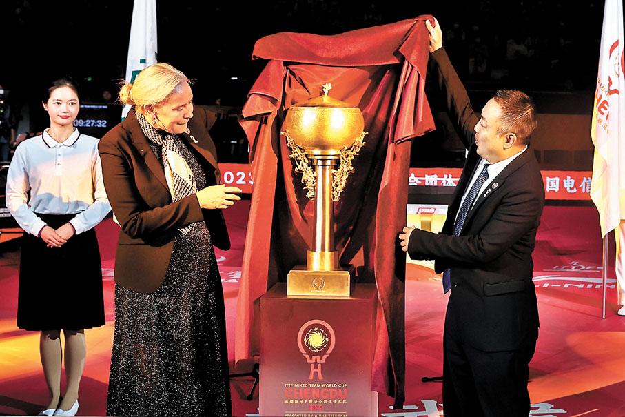 ◆劉國梁（右）和索林揭曉冠軍獎盃。  中新社