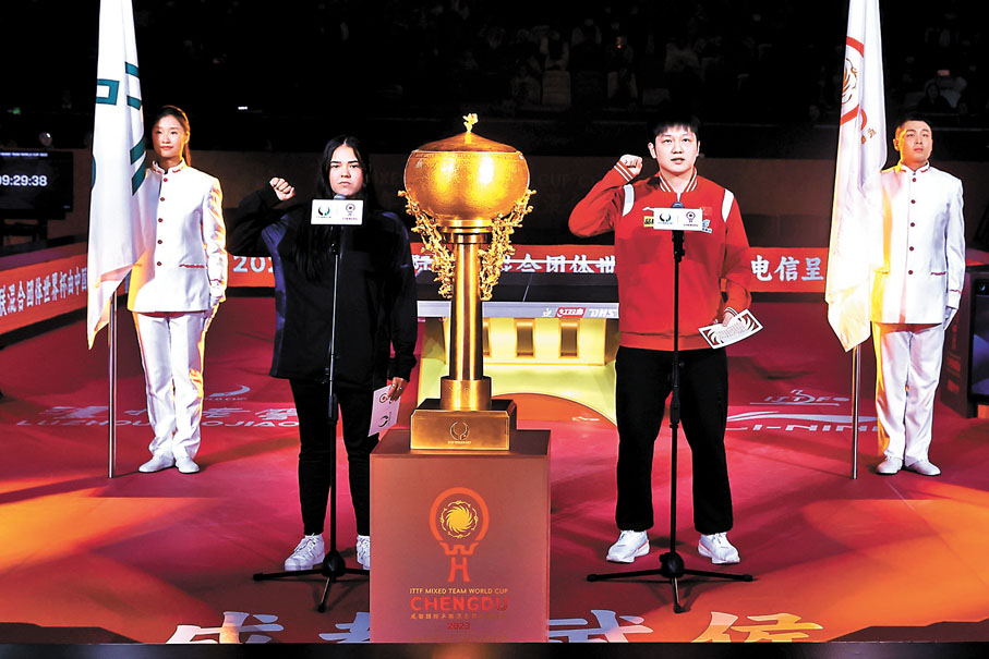 ◆運動員代表樊振東（右）和迪亞茲宣誓。  中新社