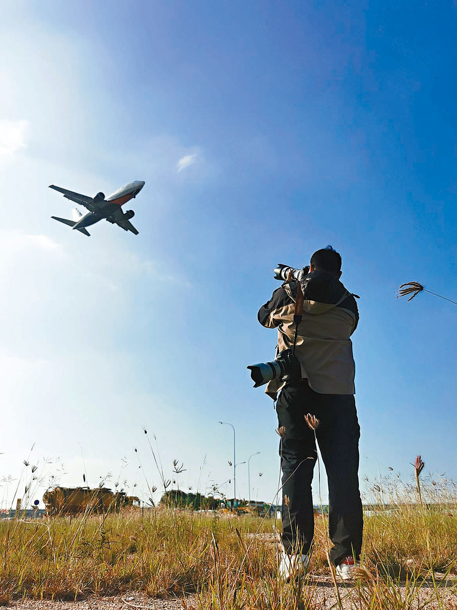 ◆飛機迷黃文偉期盼下個星期六天朗氣清。圖為他在深圳機場近追拍飛機 。 受訪者供圖