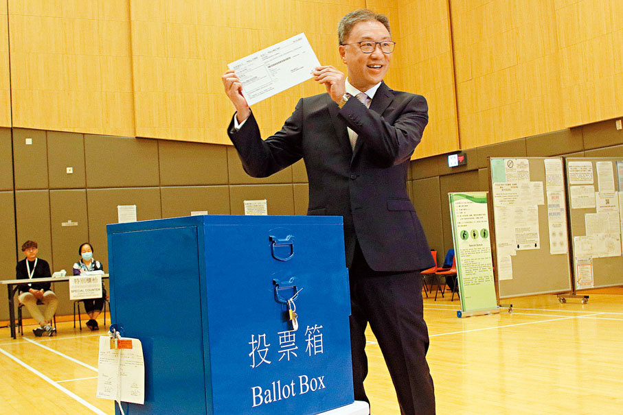 ◆選舉管理委員會主席陸啟康昨日巡視設於北角社區會堂的模擬投票站。香港文匯報記者北山彥  攝