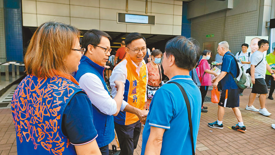 ◆陳壇丹與市民握手。 Fb圖片