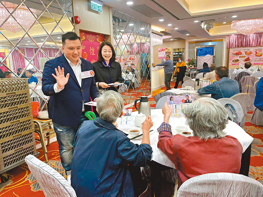 ◆黃占永在酒樓與茶客打招呼。 Fb圖片