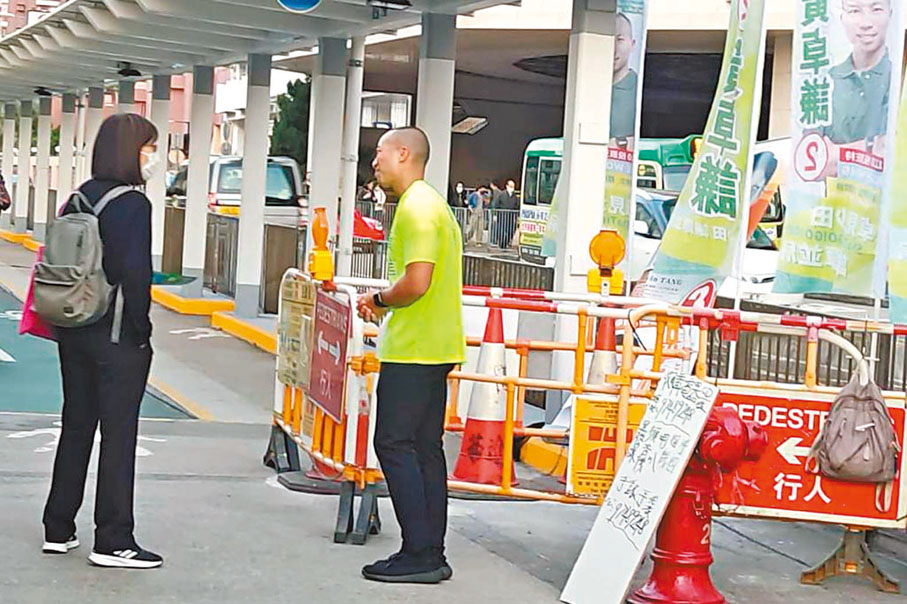 ◆黃卓謙聽取街坊意見。受訪者供圖