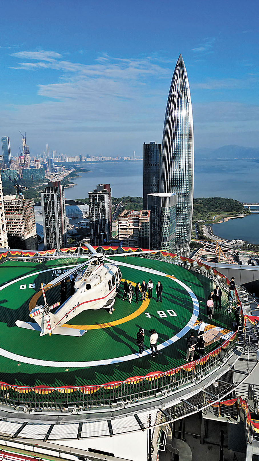 ◆聯想後海中心直升機場，乘客正在準備乘機。香港文匯報深圳傳真