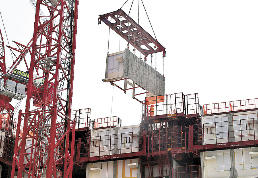 ◆觀塘安達臣道石礦場一個公營房屋項目，示範「組裝合成」建築法組件的吊運及組裝。 香港文匯報記者郭木又  攝