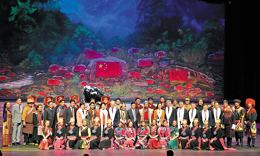 ◆一眾嘉賓與演員在演出後合影留念。