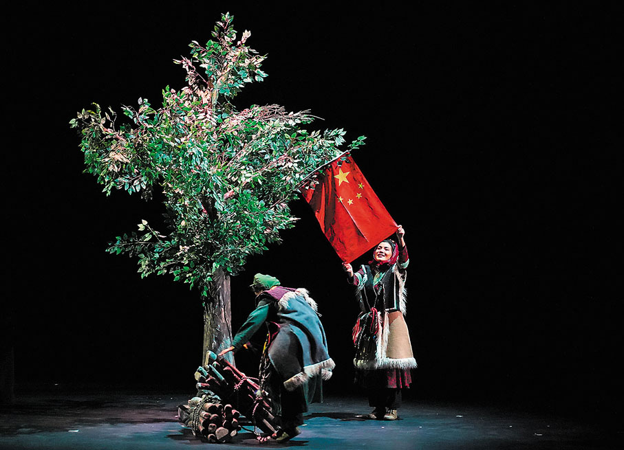 ◆姊妹二人在樹上懸掛國旗。