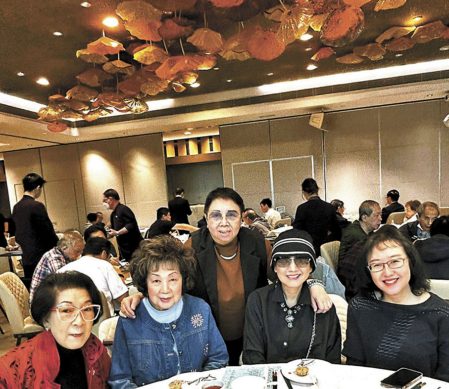 ◆作者（中）與上官玉、媚姐、江雪、何小慧開心地茶敘。 作者供圖