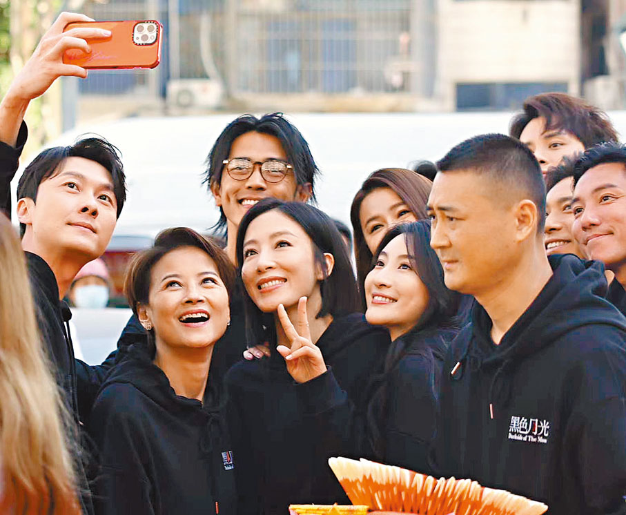 ◆一眾主演玩自拍。 胡若璋  攝