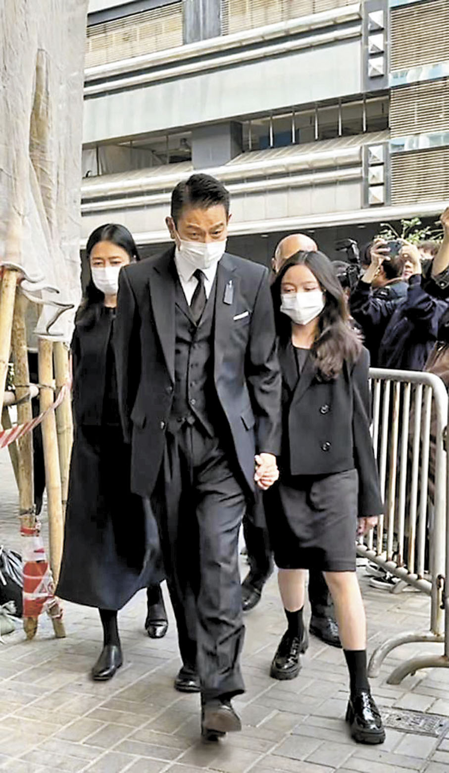 ◆華仔一家三口黑色裝束與白色口罩手拖手進入館內。