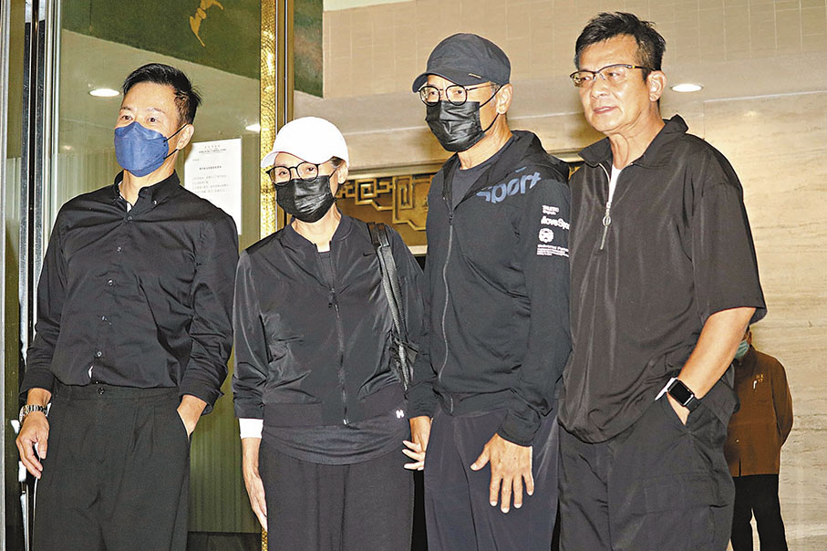 ◆黃日華、苗僑偉和戚美珍夫婦及張兆輝一起抵達。