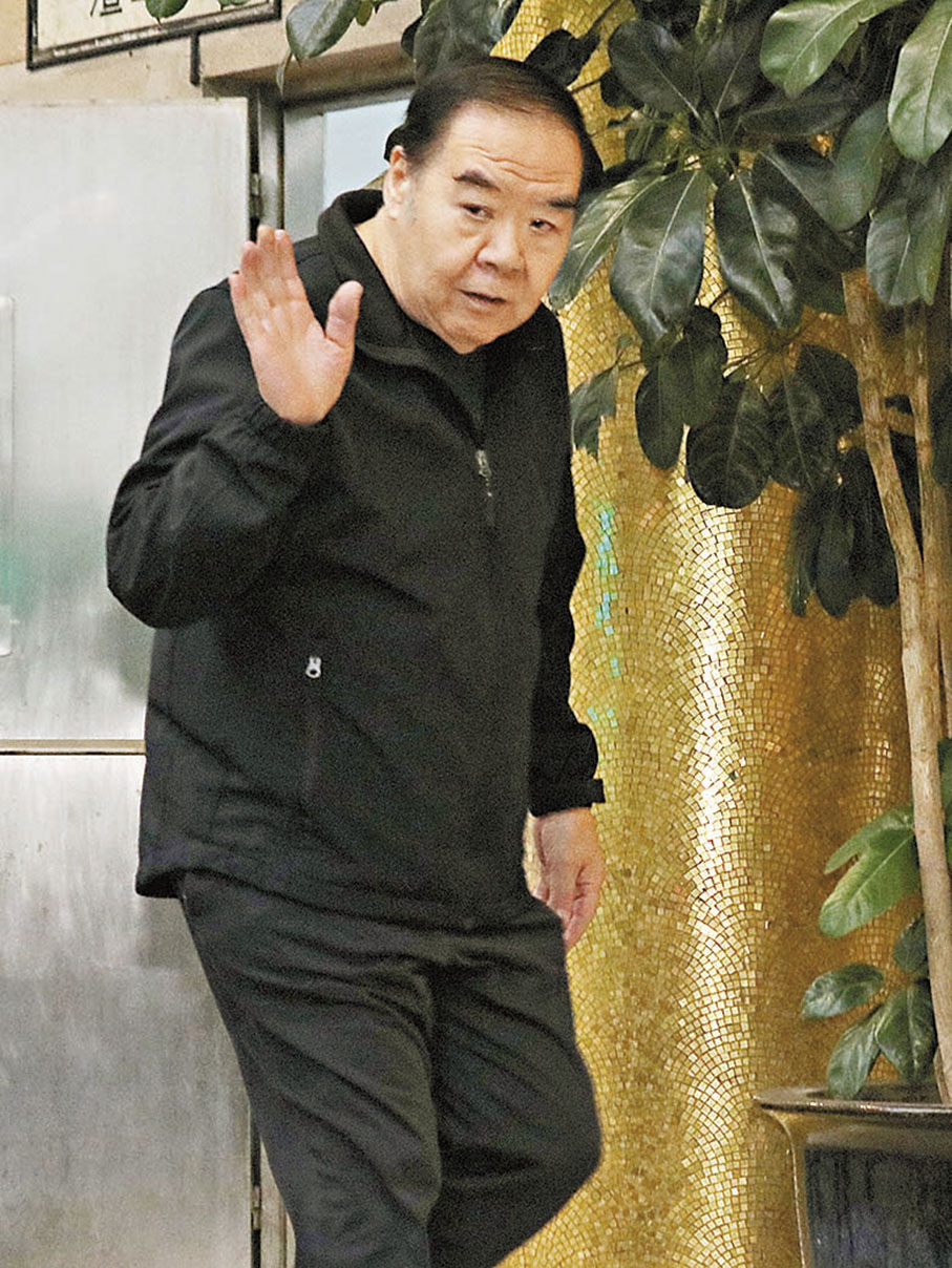 ◆鄭則仕現身華仔父親喪禮。