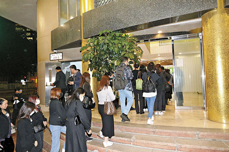 ◆粉絲們有秩序地前往華仔父親弔唁現場。