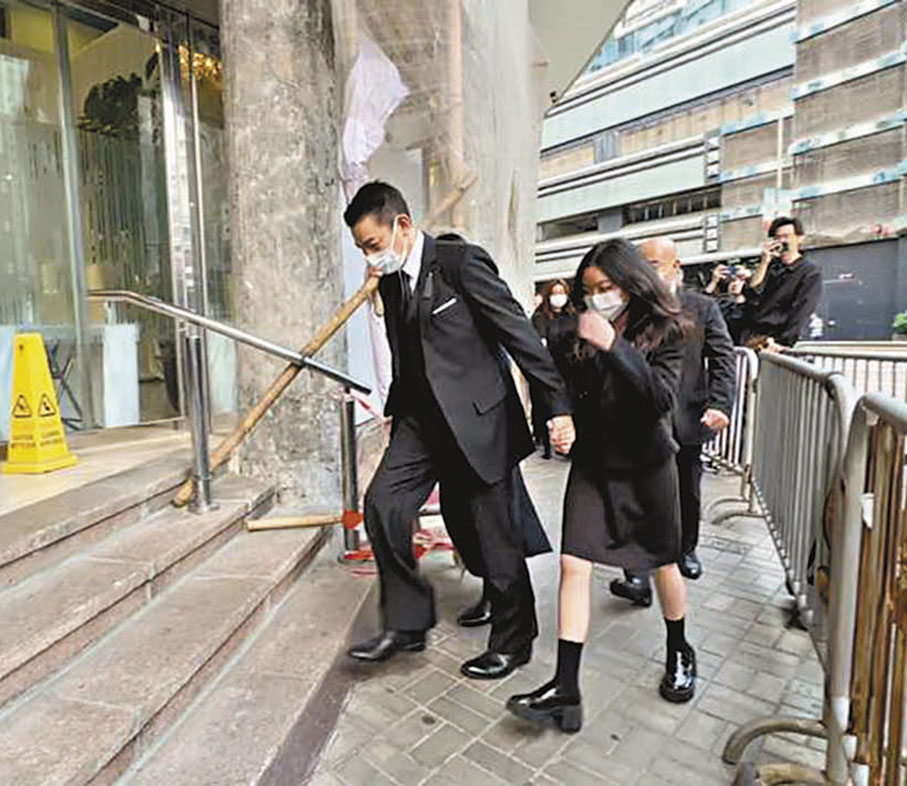 ◆華仔刻意遮掩妻子避免其出鏡。