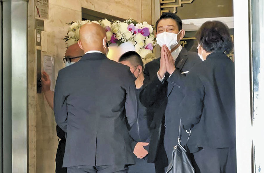 ◆華仔向傳媒雙手合十以示謝意。