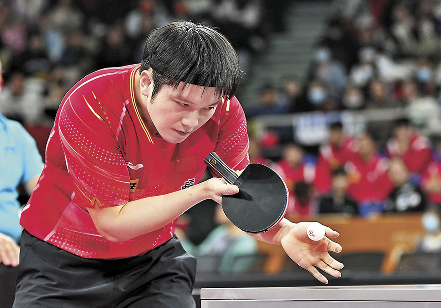 ◆樊振東在男單比賽中發球。 新華社