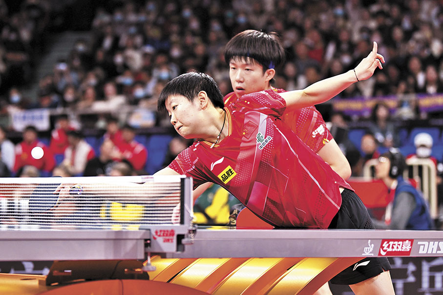 ◆王楚欽（後）和孫穎莎在混雙比賽中。  新華社