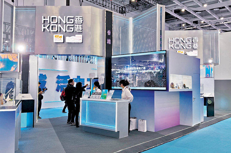 ◆香港貿發局在服務貿易大會珠海主會場設置「香港館」，展示香港服務業的優勢與成果。 香港文匯報記者李紫妍  攝