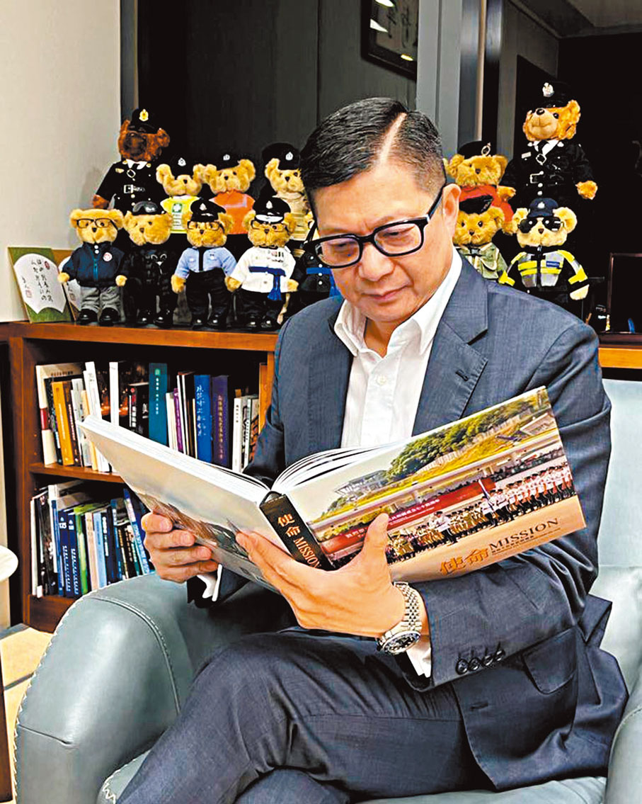 ◆鄧炳強在看《使命》攝影集。 社交媒體圖片