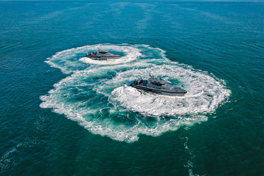 ◆海關船隊：高速截擊艇在海上激起朵朵浪花。