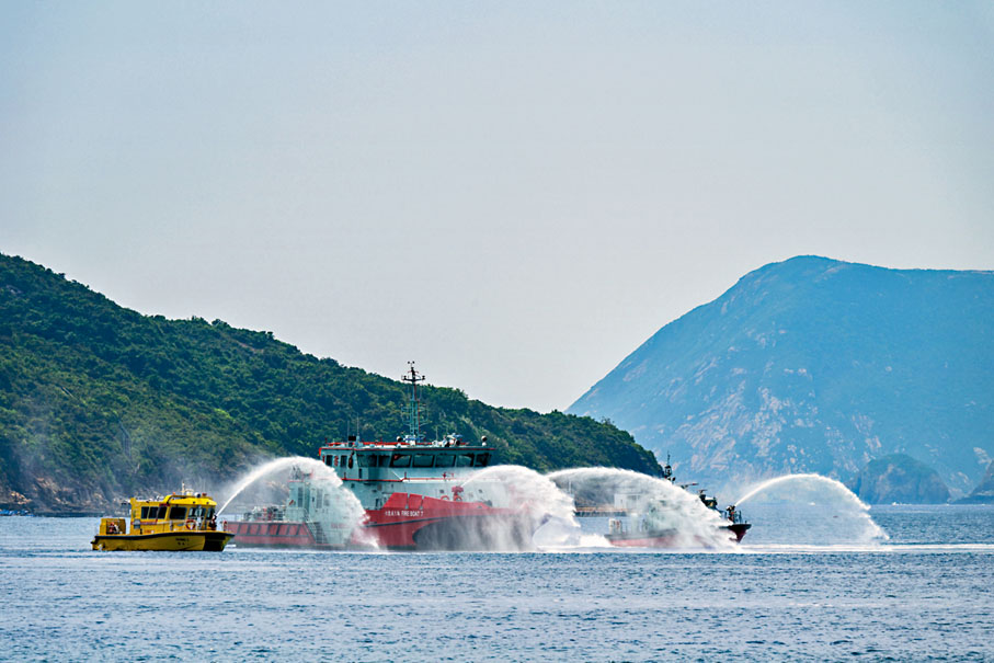 ◆潛水支援快艇（二號）（左）、七號滅火輪（中）、十一號滅火輪（右）在海面工作。