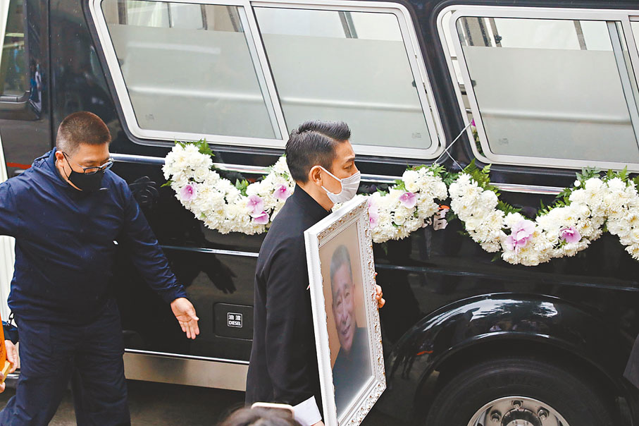 ◆華仔捧着亡父遺照神情哀傷。