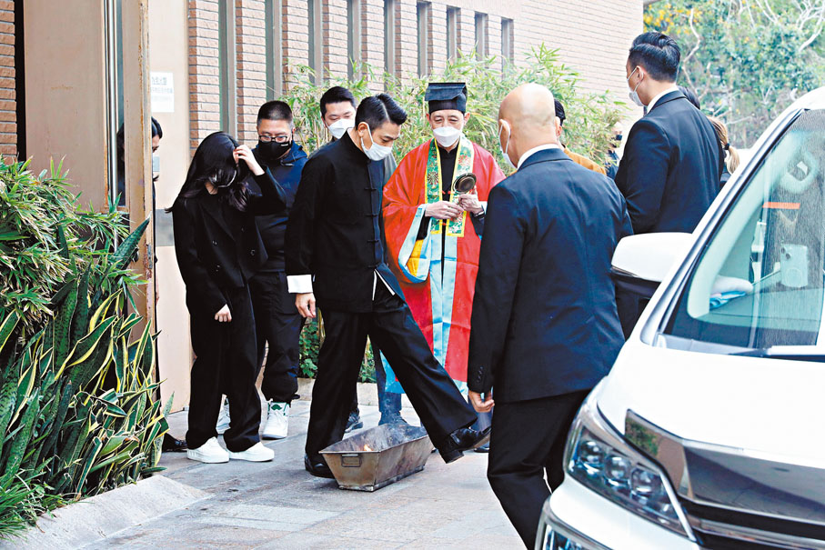 ◆穿上黑色唐裝的華仔跨過火盆。