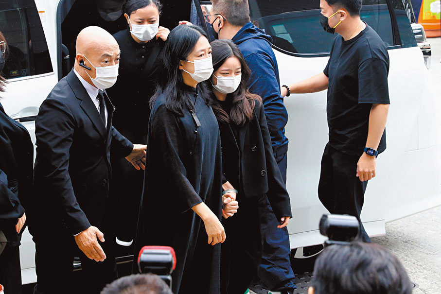 ◆朱麗蒨一直握住女兒的手步進禮堂。