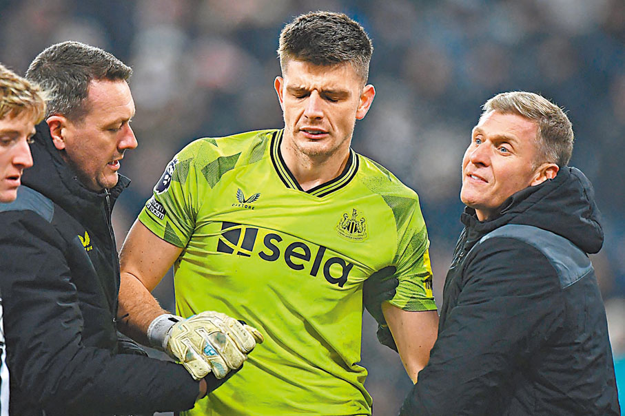 ◆尼克普比(中)要到接近季尾才可再為紐卡素把關。 資料圖片