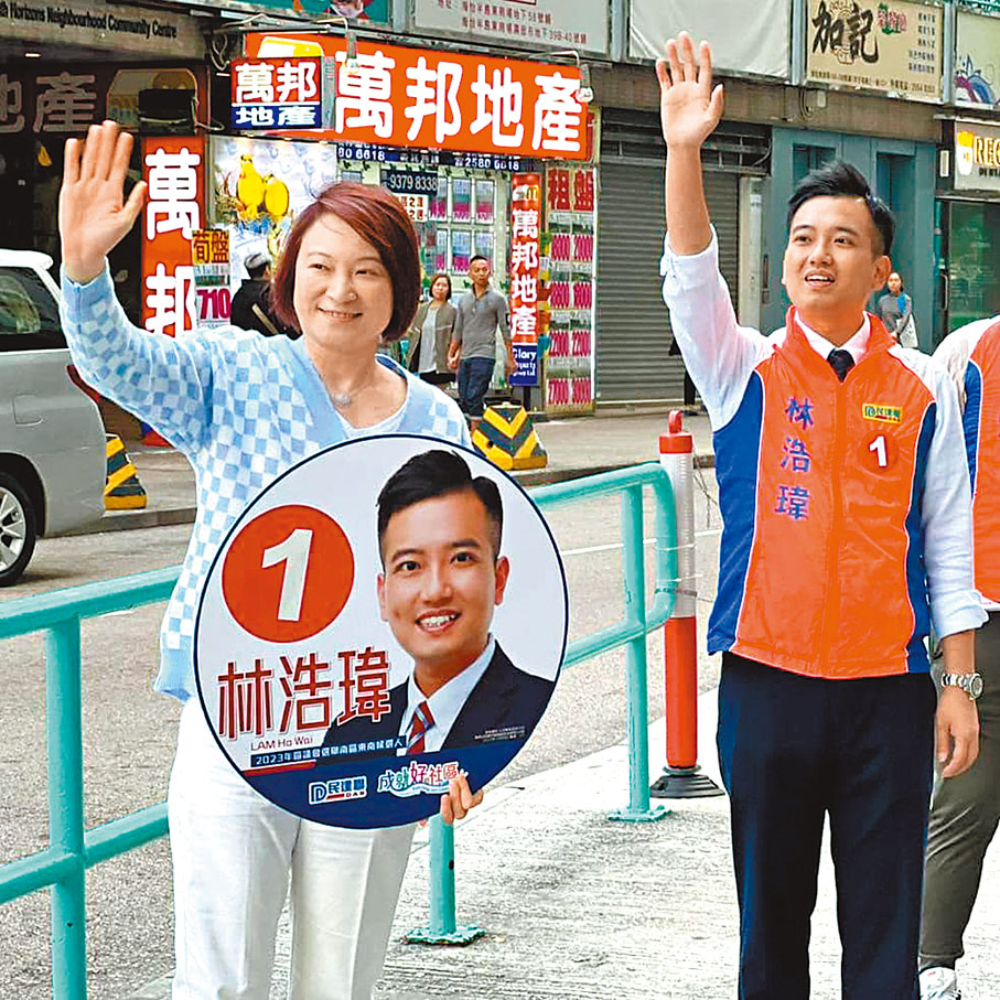 ◆林浩瑋向街坊招手。