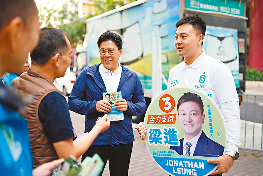 ◆梁進與市民溝通交流。