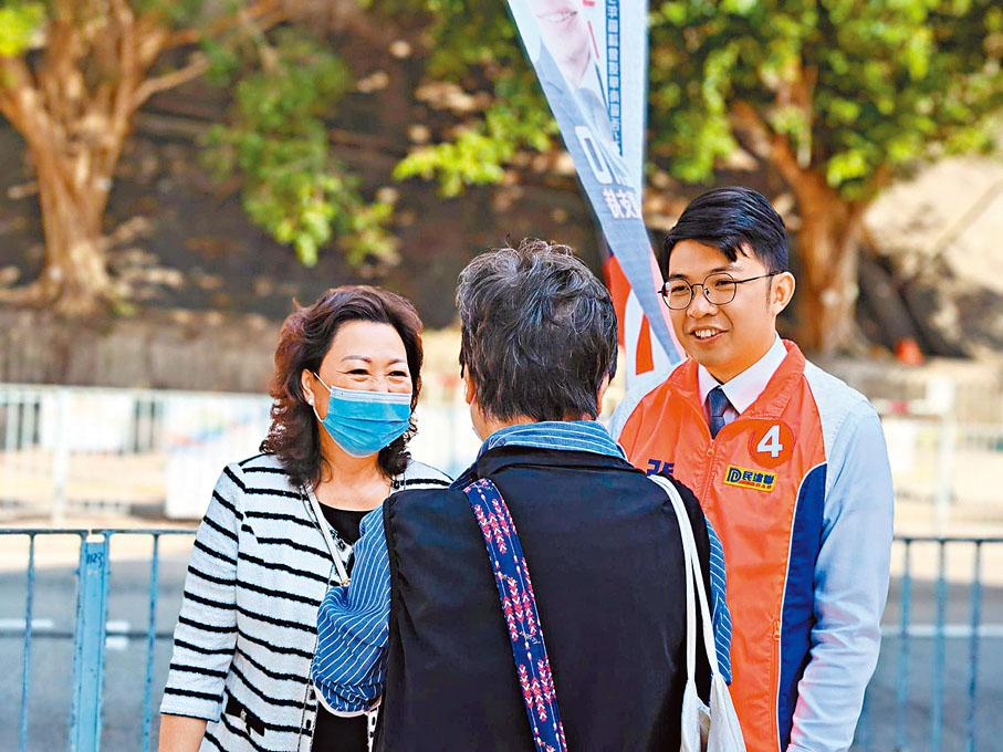 ◆張偉楠與街坊交流。